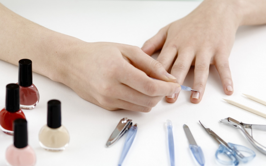 A set of accessories and devices that will help strengthen nails with gel polish 