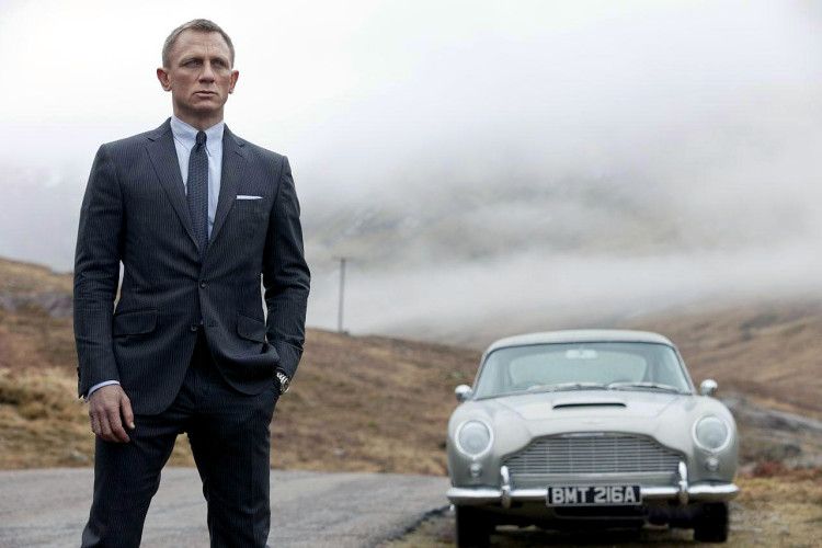 Today James Bond wears fitted shirts and jackets, paired with slightly tapered trousers. 