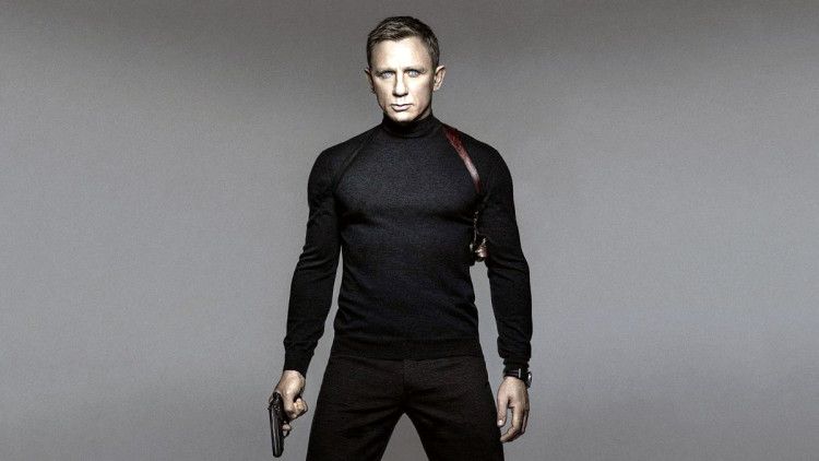 Thanks to the excellent physical shape on James Bond, even tight things look very masculine 