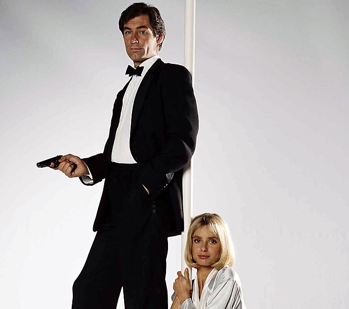 With Timothy Dalton, classic tailored suits return to James Bond style 
