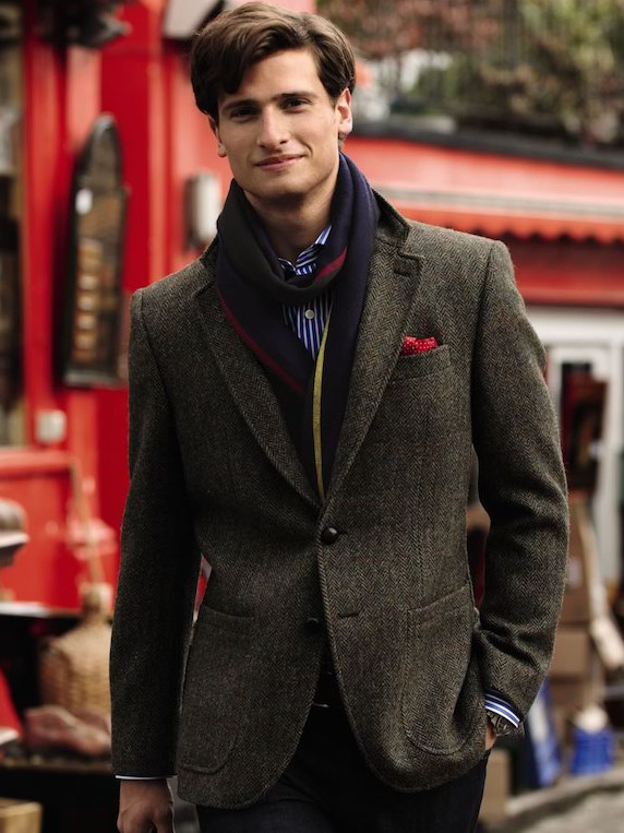As a rule, scarves go well with tweed jackets: a good option for the beginning of autumn 