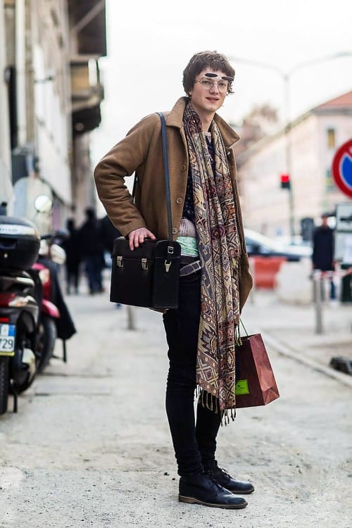 Wide scarves and stoles have become a trend in men's winter wardrobe in street style 