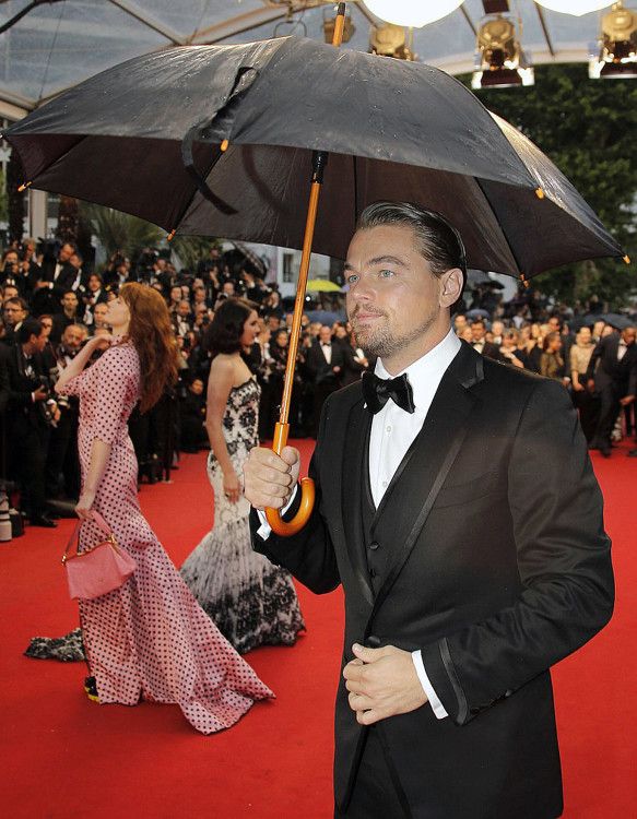 Leonardo DiCaprio on the red carpet - the men's umbrella cane only emphasizes the sophistication of the actor's evening wardrobe 